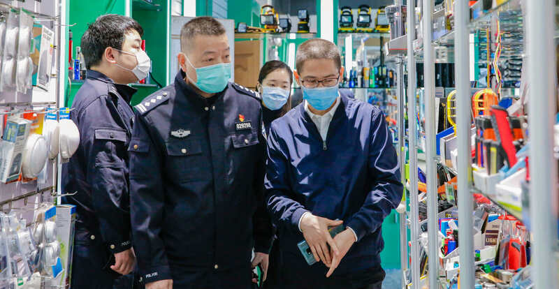 市公安局經偵支隊副支隊長王廣平深入集團走訪