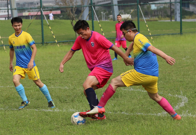 集團(tuán)足球隊(duì)贏得高新區(qū)八人制足球賽小組首輪勝利