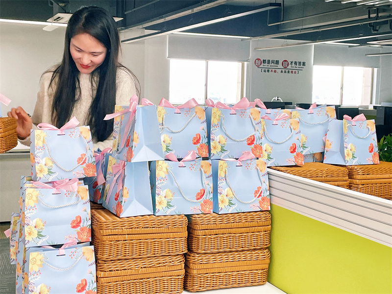 愿你如春水溫柔，如芳華綻放